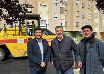 Dolz y Cavero visitan las obras de asfaltado en la Plaza del Cinematógrafo