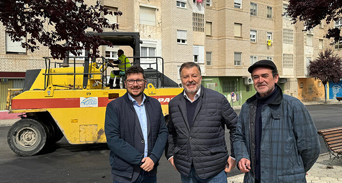 Dolz y Cavero visitan las obras de asfaltado en la Plaza del Cinematógrafo 1 Dolz y Cavero visitan las obras de asfaltado en la Plaza del Cinematógrafo