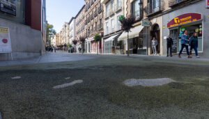 El Ayuntamiento de Guadalajara reclama subsanar el deterioro de la calle Miguel Fluiters cuyo arreglo no han durado ni un año