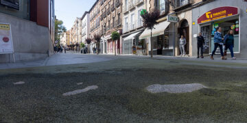 El Ayuntamiento de Guadalajara reclama subsanar el deterioro de la calle Miguel Fluiters cuyo arreglo no han durado ni un año