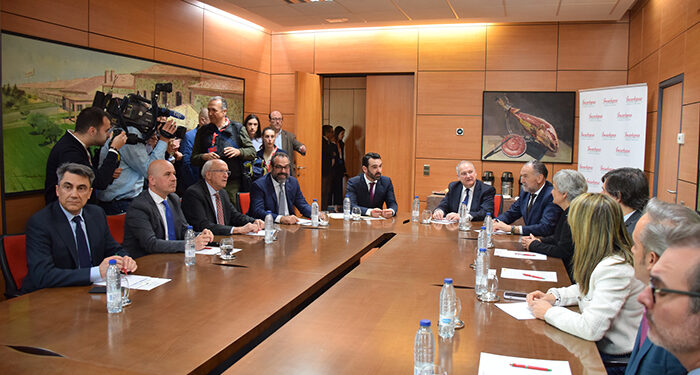 El Ejecutivo regional remarca el importante papel de la industria agroalimentaria en la apertura internacional de la economía de Castilla-La Mancha 1 El Ejecutivo regional remarca el importante papel de la industria agroalimentaria en la apertura internacional de la economía de Castilla-La Mancha