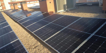 El Gobierno regional instala placas solares en edificios para personas mayores y discapacidad a fin de mejorar su eficiencia energética