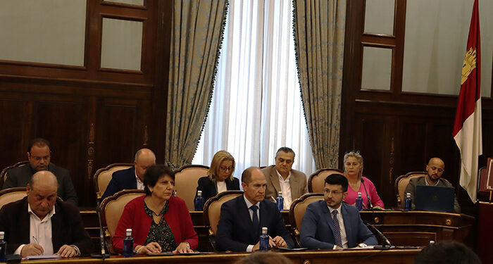 El PP critica que el gobierno socialista de Vega vote en contra de derogar el impuesto del canon del agua aprobado por Page 1 El PP critica que el gobierno socialista de Vega vote en contra de derogar el impuesto del canon del agua aprobado por Page