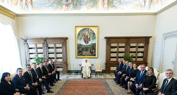 El Sumo Pontífice recibe en audiencia privada a Darío Dolz y el resto de alcaldes de las Ciudades Patrimonio de la Humanidad de España 1 El Sumo Pontífice recibe en audiencia privada a Darío Dolz y el resto de alcaldes de las Ciudades Patrimonio de la Humanidad de España