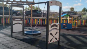 El barrio del Cerro de la Estrella cuenta ya con un columpio inclusivo adaptado para menores con diversidad funcional