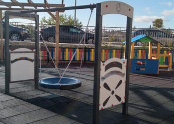 El barrio del Cerro de la Estrella cuenta ya con un columpio inclusivo adaptado para menores con diversidad funcional