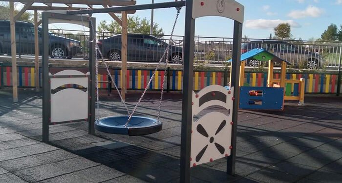 El barrio del Cerro de la Estrella cuenta ya con un columpio inclusivo adaptado para menores con diversidad funcional
