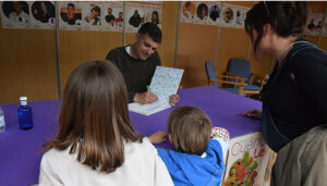 Eloy Moreno anuncia en Cuenca Lee 2024 el lanzamiento de su nueva novela ‘Redes’ que supone la continuidad de su obra ‘Invisible’