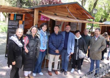 La Feria de las Asociaciones planta al mal tiempo buena cara con 80 colectivos participando en esta octava edición
