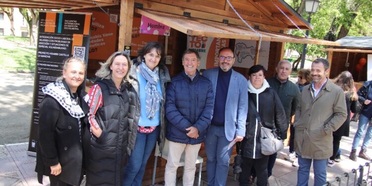 La Feria de las Asociaciones planta al mal tiempo buena cara con 80 colectivos participando en esta octava edición