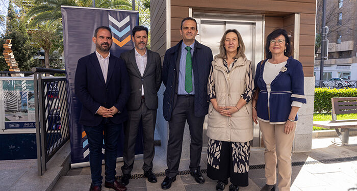 Finaliza la remodelación del aparcamiento de Santo Domingo con cinco puntos de recarga, nuevo ascensor y baño adaptado