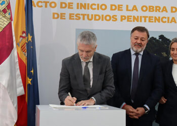 Grande-Marlaska destaca la “formación de excelencia de los funcionarios” en el inicio de las obras del Centro de Estudios Penitenciarios de Cuenca Grande-Marlaska destaca la “formación de excelencia de los funcionarios” en el inicio de las obras del Centro de Estudios Penitenciarios de Cuenca