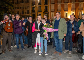 Guarinos acompaña la ronda de los mayos que recorrió anoche las plazas del centro de Guadalajara