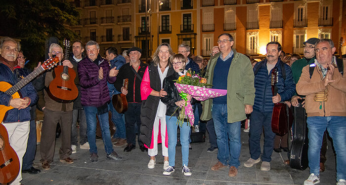 Guarinos acompaña la ronda de los mayos que recorrió anoche las plazas del centro de Guadalajara