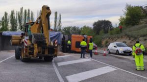 Trasladados al hospital de Cuenca un hombre de 39 años y su hija de 10 tras chocar su coche contra un camión en la N-320