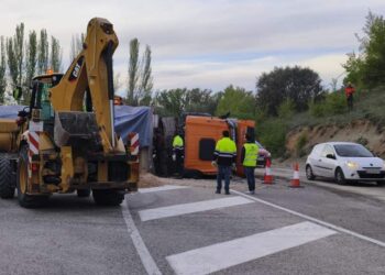 Trasladados al hospital de Cuenca un hombre de 39 años y su hija de 10 tras chocar su coche contra un camión en la N-320