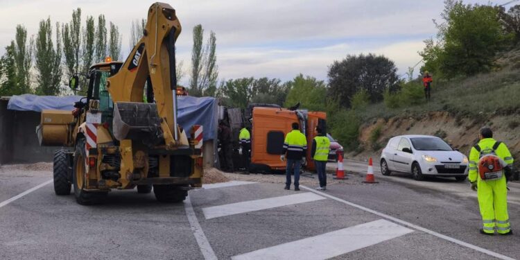Trasladados al hospital de Cuenca un hombre de 39 años y su hija de 10 tras chocar su coche contra un camión en la N-320 1 Trasladados al hospital de Cuenca un hombre de 39 años y su hija de 10 tras chocar su coche contra un camión en la N-320