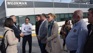 La Diputación de Cuenca moviliza efectivos de los tres parques de bomberos para sofocar el incendio en las granjas de Rujamar