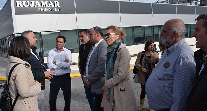 La Diputación de Cuenca moviliza efectivos de los tres parques de bomberos para sofocar el incendio en las granjas de Rujamar
