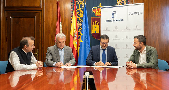 La Diputación de Guadalajara y el Gobierno regional promueven el acceso a la cultura a través del servicio de bibliobuses