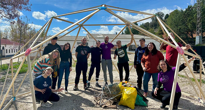La Embajada de EE.UU . el American Space Quixote y BIOagradables se mueven por el planeta en Albaladejito 1