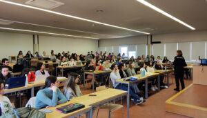 La Policía Nacional colabora con la Facultad de Enfermería en Cuenca