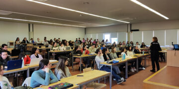 La Policía Nacional colabora con la Facultad de Enfermería en Cuenca