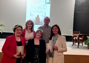 La escritora pedernoseña Ana Isabel Fernández se reencuentra con sus paisanos en la reedición de su primera novela “Cuando el cielo diga mi nombre”