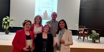 La escritora pedernoseña Ana Isabel Fernández se reencuentra con sus paisanos en la reedición de su primera novela “Cuando el cielo diga mi nombre”