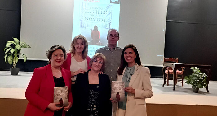 La escritora pedernoseña Ana Isabel Fernández se reencuentra con sus paisanos en la reedición de su primera novela “Cuando el cielo diga mi nombre”