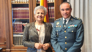 La subdelegada del Gobierno en Cuenca se despide del capitán Medina, jefe del Subsector de Tráfico de la Guardia Civil