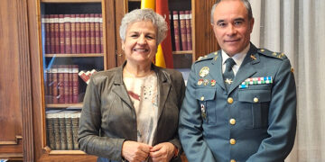 La subdelegada del Gobierno en Cuenca se despide del capitán Medina, jefe del Subsector de Tráfico de la Guardia Civil