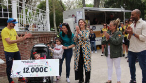 Lía recibe un cheque de 12.000 euros y el cariño de más de 500 ciclistas pedaleando 80 kilómetros en Guadalajara