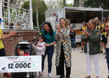 Lía recibe un cheque de 12.000 euros y el cariño de más de 500 ciclistas pedaleando 80 kilómetros en Guadalajara
