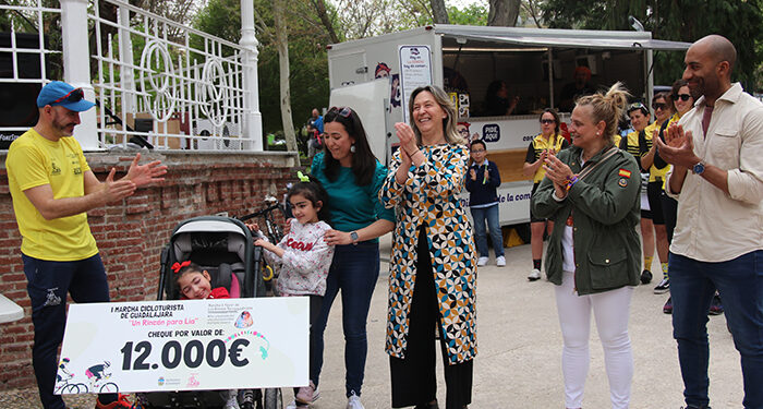 Lía recibe un cheque de 12.000 euros y el cariño de más de 500 ciclistas pedaleando 80 kilómetros en Guadalajara