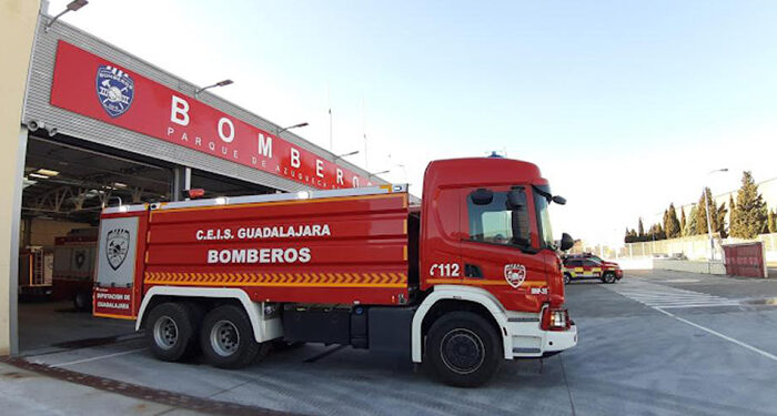 El matrimonio y su hija hallados sin vida tras extinguir un incendio en una vivienda en Chiloeches presentan signos de haber sufrido violencia 1 Los bomberos encuentran a dos mujeres y un hombre sin vida tras extinguir un incendio en una vivienda en Chiloeches