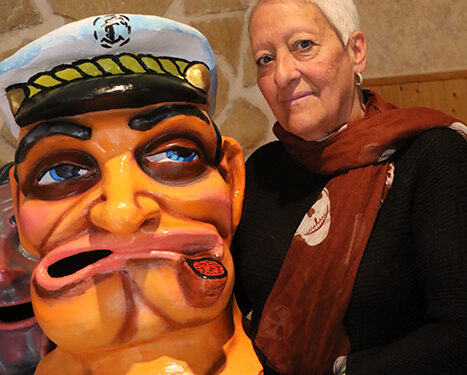 Los cabezudos de Almonacid rejuvenecen gracias a Mayte Rodríguez