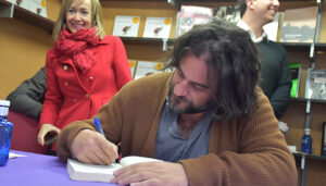 Los lectores vencen a la lluvia para ir a las presentaciones de Manuel Jabois y Luis Landero dentro de Cuenca Lee 2024