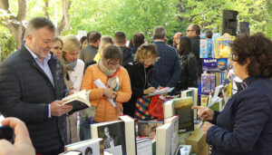Los libros ya inundan la Plaza de la Hispanidad de Cuenca tras la inauguración del Día del Libro