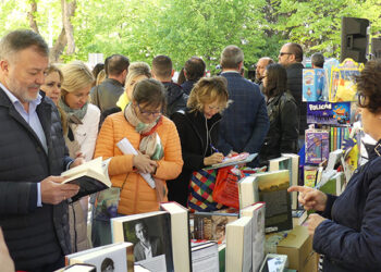 Los libros ya inundan la Plaza de la Hispanidad de Cuenca tras la inauguración del Día del Libro