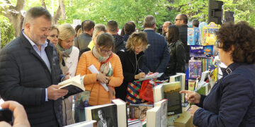Los libros ya inundan la Plaza de la Hispanidad de Cuenca tras la inauguración del Día del Libro
