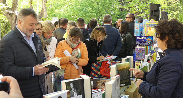 Los libros ya inundan la Plaza de la Hispanidad de Cuenca tras la inauguración del Día del Libro 1 Los libros ya inundan la Plaza de la Hispanidad de Cuenca tras la inauguración del Día del Libro