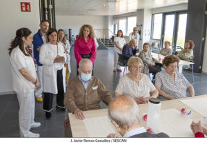 Los mayores del hospital de día de Geriatría de Guadalajara conocen el trabajo que se realiza en el laboratorio con analíticas y muestras