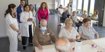 Los mayores del hospital de día de Geriatría de Guadalajara conocen el trabajo que se realiza en el laboratorio con analíticas y muestras
