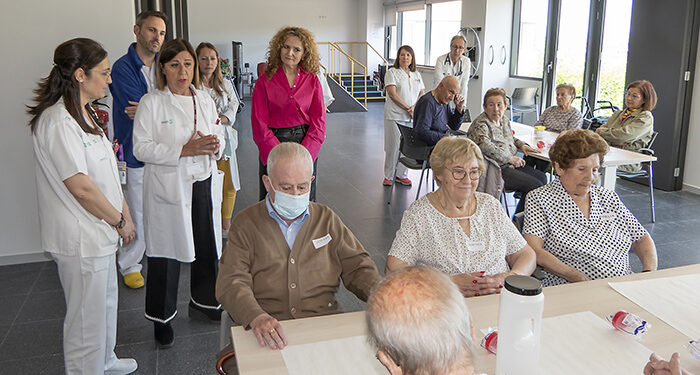 Los mayores del hospital de día de Geriatría de Guadalajara conocen el trabajo que se realiza en el laboratorio con analíticas y muestras