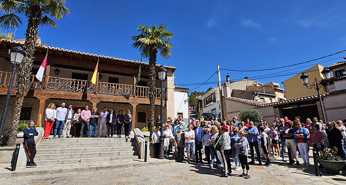 Minuto de silencio en Chiloeches en memoria de los tres miembros de la misma familia fallecidos