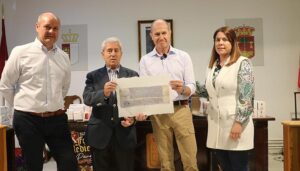 Pareja celebra el Día del Libro, entregando los premios de los concursos del Abril Cultural