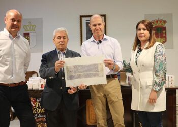 Pareja celebra el Día del Libro, entregando los premios de los concursos del Abril Cultural