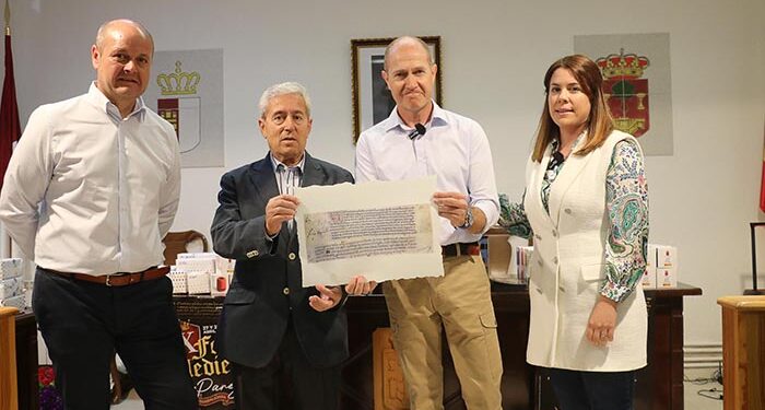 Pareja celebra el Día del Libro, entregando los premios de los concursos del Abril Cultural