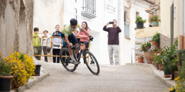 Rafael Jordán y Alba López del Pozo se imponen en el renovado y duro recorrido de BTT de Santa Cruz de Moya